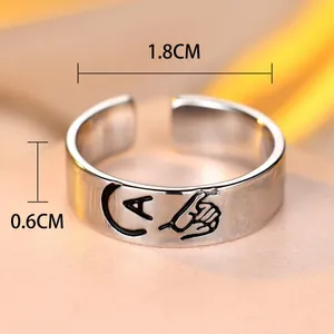 Anello vintage regolabile in argento con lettere e motivi neri incisi