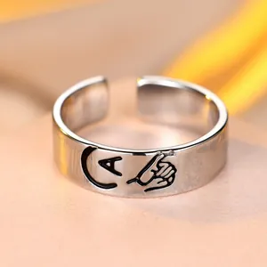 Anello vintage in argento regolabile con lettera A incisa e gesto del mignolo incrociato