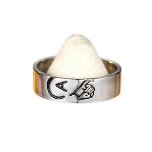 Anello a fascia larga minimalista in metallo argento con lettera A nera e grafica incisa