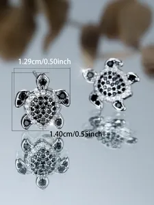 Makroaufnahme von Schildkröten-Ohrsteckern mit Diamanten und genauen Maßen