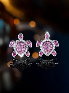 Nahaufnahme der Schildkröten-Ohrstecker aus Silber mit rosa und weißen Zirkonia