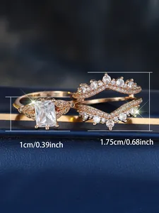 Detalle macro del conjunto de anillos en V de oro champán con medidas de las circonitas