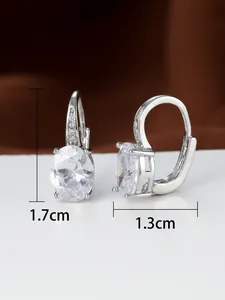 Detailansicht der 1,7cm x 1,3cm ovalen AAA Zirkonia Ohrringe mit klassischer 4-Krallen-Fassung