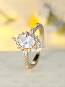 Nahaufnahme eines goldenen Vintage-Rings mit ovalem Stein und Mikro-Einlegearbeiten