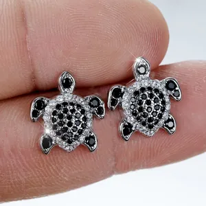 Exquisite Schildkröten-Ohrstecker mit weißen und schwarzen Kristallen in Silbermetall