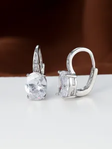 Nahaufnahme von silbernen Ohrringen mit ovalem AAA-Zirkon und eleganter Vier-Klauen-Fassung