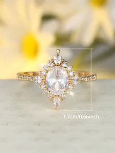 Makroaufnahme: Goldring mit ovalem Zirkonia und Markise-Steinen, Ringkopfhöhe 1,7 cm