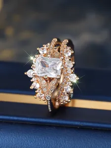 Detalle de un conjunto de anillos en oro rosa con circón rectangular en un joyero de lujo