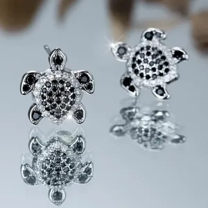 Elegante Schildkröten-Ohrstecker mit schwarzen und weißen Kristallen in Silberoptik