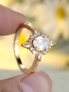 Makroaufnahme eines Vintage-Rings aus Roségold mit ovalem Stein und Marquise-Halo