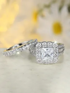 Primer plano del juego de anillos de novia con circón cuadrado y pavé de diamantes brillantes
