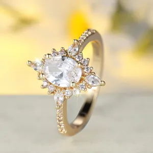 Luxuriöser Goldring mit großem ovalem weißem Zirkon und funkelndem Sternen-Halo-Design