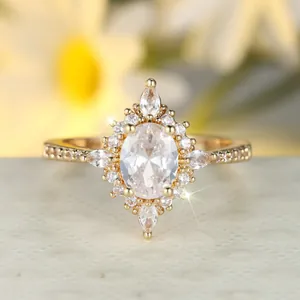Sonnenblumen-Goldring mit ovalem weißem Edelstein und Marquise-Diamantenkranz