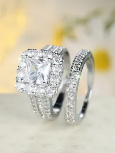 Vista macro detallada de conjunto de anillos con corte princesa cuadrado y pavé de diamantes