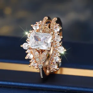 Conjunto de anillos vintage de oro rosa con piedra rectangular y banda en forma de V