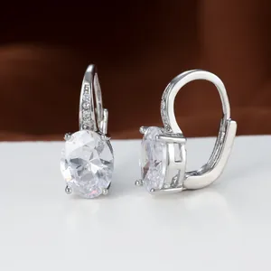 Elegante Creolen in Silber mit ovalem klarem AAA-Zirkon und mikro-gepflasterten kleinen Diamanten