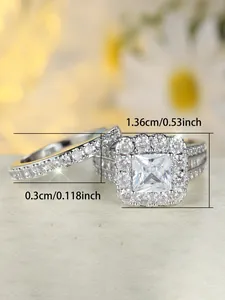 Detalle de conjunto de anillos con circonita cuadrada y medida de piedra de 1,36cm