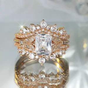 Set de anillos de oro champán con circón rectangular y diseño de corona en V para mujer