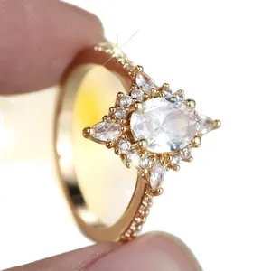 Eleganter vergoldeter Ring mit großem ovalem Zirkonia und floralem Cluster-Design