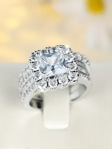 Primer plano de anillo de plata con circón corte princesa y micro-pavé de diamantes