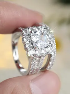 Primer plano de conjunto de anillos de plata con circón cuadrado y pavé de diamantes