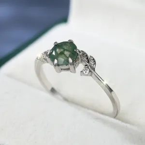Elegant S925 sterling silver ring with round green agate and leaf detail