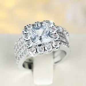 Elegante conjunto de anillos de circonita cuadrada con micropavé de diamantes en plata