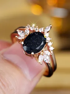Macro-opname van ringenset met blauwe goudsteen en marquise-diamanten in goud