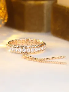 Nahaufnahme des goldenen Quastenrings mit Webstruktur und funkelnden Zirkonia-Steinen