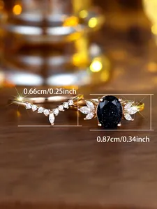 Macro-opname van een vergulde ringenset met blauwe aventurijn en V-vormige kristallen