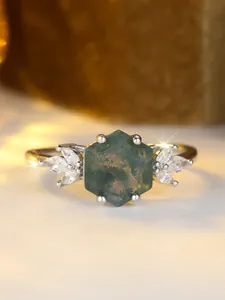 Makroaufnahme von Sechseck-Moosachat-Ring mit seitlichen Markasit-Steinen auf Silberband