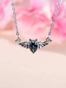 Detail von Fledermaus-Anhänger mit schillerndem Herz-Edelstein und feiner Silberkette
