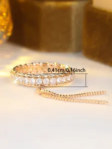 Detailansicht des Goldrings mit Zirkonia-Besatz und hängender Box-Kette, 0,41cm breit