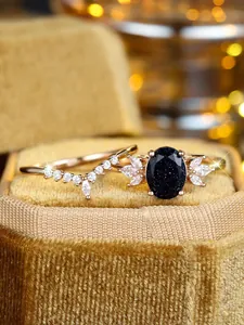 Detailopname van blauwe zandsteen ring met roségouden band en diamantaccenten
