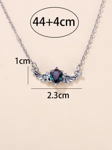 Detailansicht der silbernen Fledermaus-Kette mit buntem Edelstein und Maßangaben in Millimeter