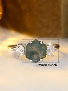 Makroaufnahme von Sechseck-Moosachat-Ring mit Diamanten und Größenangaben im Bild