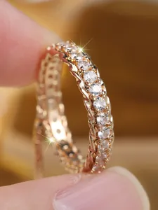 Makroaufnahme von roségoldenem Ewigkeitsring mit Zirkonia und gewelltem Hohlrand