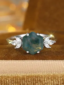 Makroansicht des hexagonalen Moosachat-Rings mit marquiseförmigen Seitensteinen