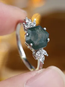 Makroaufnahme: Hexagonaler Moosachat-Ring mit Marquise-Diamanten auf Silberband