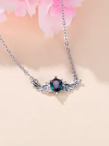 Detaillierte Nahaufnahme einer Fledermaus-Kette mit tropfenförmigem bunten Edelstein