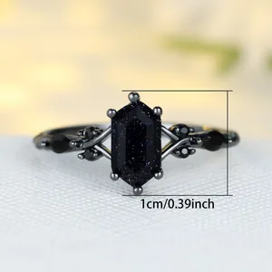 Bague gothique avec pierre de sable bleu hexagonale et diamants noirs en finition noire