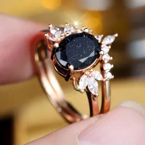 Luxe roségouden ringenset met ovale blauwe zandsteen en witte marquise-geslepen zirkoon