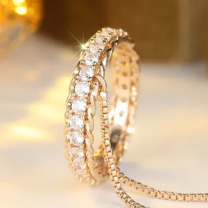 Eleganter goldener Ring mit Runddiamanten und passender Halskette im Set