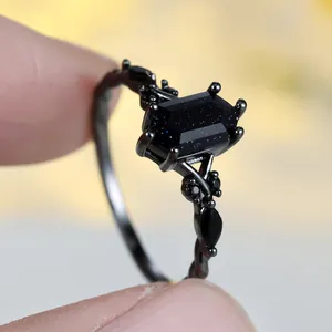 Bague gothique en or noir avec pierre de soleil bleue taille émeraude et accents noirs