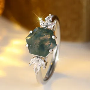 Sechseckiger Moosachat-Ring mit Marquise-Diamanten in eleganter Silberoptik