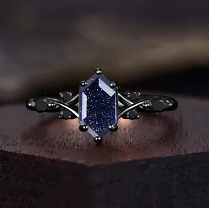 Gros plan d'une bague hexagonale en grès bleu avec design de branches gothiques noires