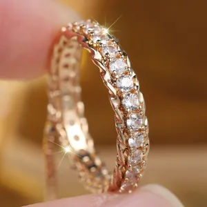 Eleganter Goldring mit Pavé-Diamanten und gedrehter Textur für modebewusste Damen