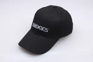 Schwarze Baumwoll-Baseballkappe mit weißer BRIDGES-Stickerei aus Death Stranding