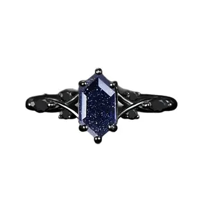 Bague gothique noire avec grès bleu taillé en hexagone et cristaux noirs sur les côtés