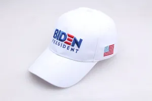 Detailansicht der weißen Biden President Baseballkappe mit USA-Flaggen-Stickerei und Baumwolle